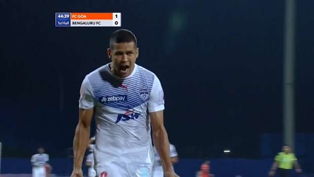 Incredible free kick from Cleiton Silva